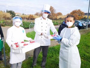 La consegna dei dolci natalizi al personale del drive Covid di Viterbo
