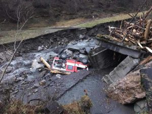 Gosaldo - Crolla ponte e precipita mezzo dei vigili del fuoco