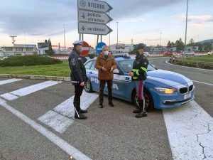 Viterbo - Giovanni Arena e gli agenti della polizia stradale