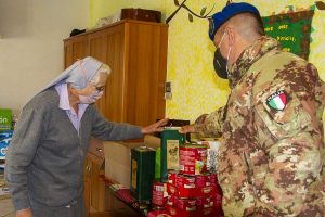 Viterbo - Suor Maria riceve la donazione di generi alimentari