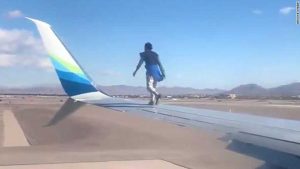 Las Vegas - Si arrampica sull'ala di un aereo che stava decollando