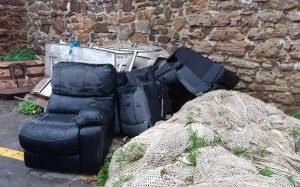 Gli ingombranti abbandonati al porto di Civitavecchia