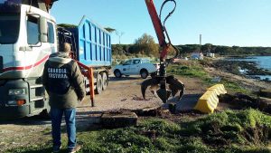 Civitavecchia - La rimozione degli ormeggi abusivi alla Frasca