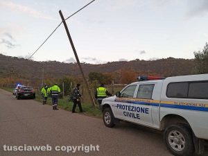Montefiascone - Il palo telefonico pericolante in via del Lago - L'intervento della polizia locale e della protezione civile