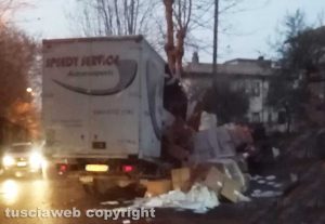 Bomarzo - Camion finisce contro un albero e perde il carico