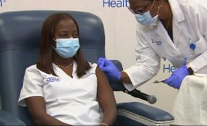 Sandra Lindsay, la prima persona vaccinata contro il Covid negli Usa