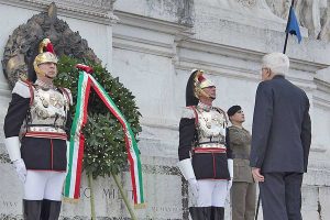 Roma - Sergio Mattarella all'Altare della Patria davanti alla lapide del Milite Ignoto
