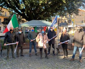 Viterbo - I gazebo con la carta Tricolore di FdI