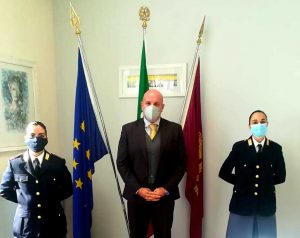 Terni - Il questore Roberto Massucci con le due nuove poliziotte