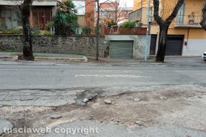 Viterbo - Buche in via della Grotticella
