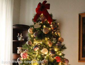 Viterbo - Albero di Natale decorazioni interamente dipinte a mano, lo scatto di Stefania Bastoni