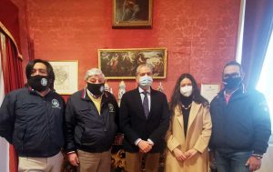 Viterbo - Etruria historic racing club e Bontà classic garage donano i dolci di Natale al comune