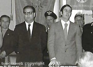 Domenico Mascarucci davanti al gonfalone comunale, accanto Renzo Trappolini