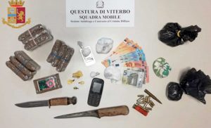 Il materiale sequestrato dagli agenti della mobile