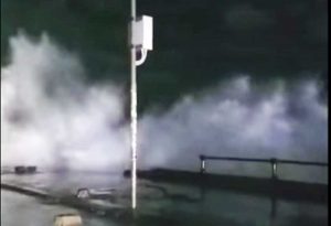 Napoli - La mareggiata allaga il lungomare della città