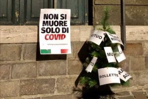 Viterbo - L'albero di Natale di protesta delle Mascherine tricolori