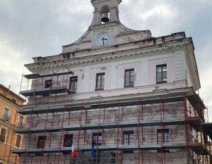 Partiti questa mattina i lavori di rifacimento della facciata del palazzo comunale
