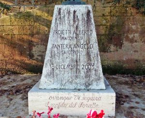 Il monumento in ricordo di Alberto Proietti e Angelo Fantera