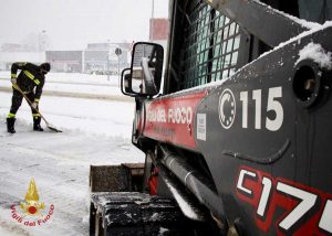 Vigili del fuoco al lavoro per la neve