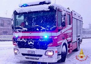 Vigili del fuoco al lavoro per la neve