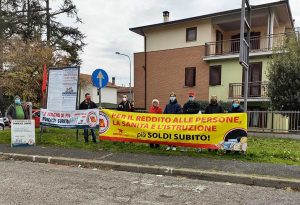 Civita Castellana - Il volantinaggio al mercato di Rifondazione comunista