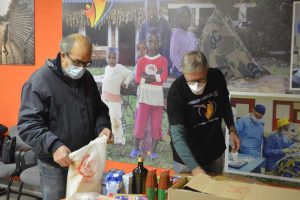 Volontari preparano i pacchi alimentari