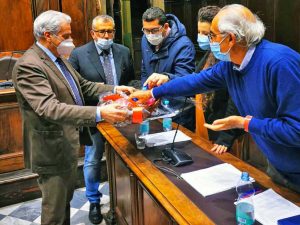 Viterbo - Consiglio comunale - Il sindaco Arena con i pesci di cioccolato