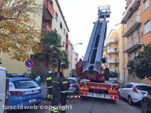 Viterbo - Intervento dei vigili del fuoco e polizia in via Dalmazia