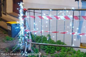 Viterbo - Luci sulla transenna in via San Girolamo