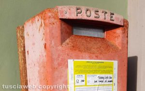 Tarquinia - La buca per le lettere accanto all'ufficio postale