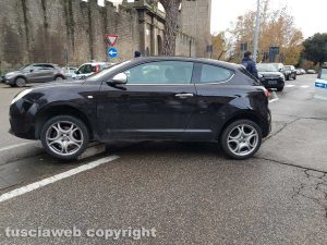 Viterbo - Piazzale Gramsci - Auto finisce sullo spartitraffico