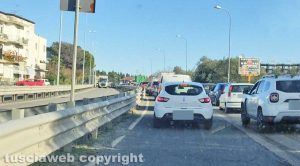 Viterbo - La fila di macchine sulla Tuscanese