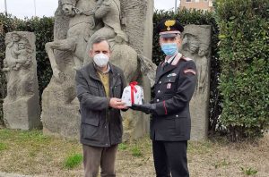 Viterbo - I carabinieri consegnano i panettoni alla Caritas diocesana