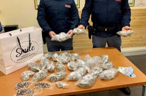 Arresti per droga a Napoli