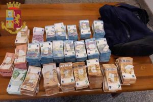 Milano - I soldi sequestrati dalla polizia