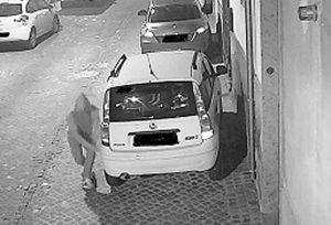 Tarquinia - Danneggiamento auto - La foto diffusa dalla questura di Viterbo