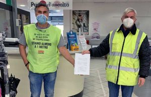 Montefiascone - Il capo negozio Coop Manlio Albertini e il presidente dell'Asvom Tonino Fiani