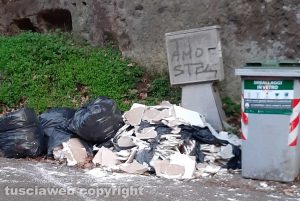 Viterbo - Rifiuti abbandonati in strada Roncone