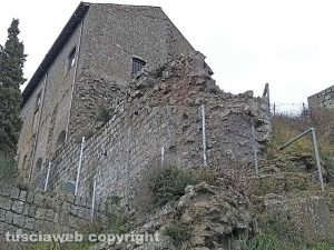 Montefiascone - La recinzione installata vicino al muro della Rocca dei Papi