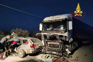 Siracusa - Scontro tra tir e auto
