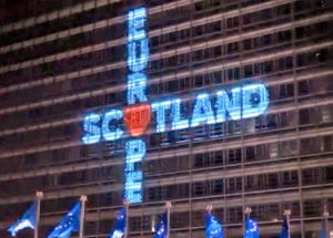 La scritta proiettata ieri sera su una facciata della sede della Commissione Ue a Bruxelles