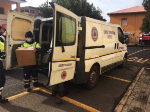 I volontari Aeopc consegnano le mascherine alle scuole