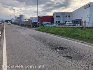 La strada dissestata al Poggino