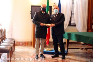 Maurizio Federici riceve il riconoscimento dal prefetto Bruno