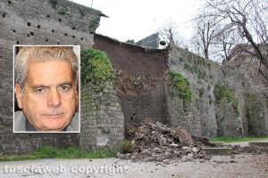 Viterbo - Muro crollato a largo Cavalieri Costantiniani - Nel riquadro Giovanni Arena