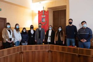 Civita Castellana - Il sindaco Luca Giampieri con gli studenti delle superiori