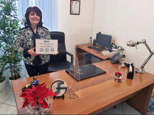 Viterbo - La direttrice della Rsa Villa Benedetta, Daniela Berci, con il premio della fondazione Onda