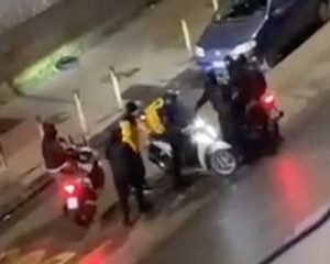 Napoli - Rider aggredito e rapinato