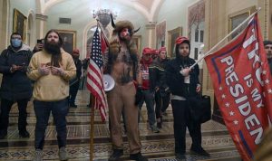 Washington - Sostenitori di Trump, armati e mascherati, fanno irruzione nel parlamento americano
