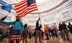 Washington - Sostenitori di Trump, armati e mascherati, fanno irruzione nel parlamento americano
